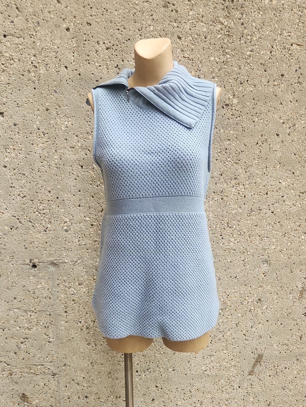 Elie Tahari Wool Cashemere sleeveless sweater